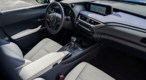 LEXUS UX: A KÜLSŐ VONALVEZETÉSE RAGAD MAGÁVAL, DE A BELSEJE EJT RABUL